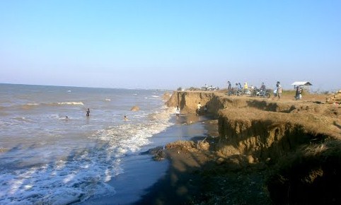 Pantai Tebing Patrol, 1. Pantai Dadap, 2. Wisata Pohon Randu Gede, 3. Jembatan Terusan Indramayu, 4. Scince Center Mutiara Bangsa, 5. Pulau Biawak Indramayu, 6. Taman Tjimanoek, 7. Waduk Cipancuh Indramayu, 8. Hutan Mangrove Karangsong, 9. Tugu Perjuangan, 10. Pantai Glayem, 11. Agung Fantasi Waterpark, 12. Kolam Pemancingan Wanguk, 13. Alun – alun Indramayu, 14. Situ Bolang, 15. Situs Buyut Banjar, 16. Pantai Balongan Indah, 17. Pantai Tanah Merah Eretan, 18. Taman Rusa Bumi Patra, 19. Wisata Tiga Bintang Firdaus, 20. Agung Fantasi water Park, 21. Waterboom Bojongsari, 22. Pantai Eretan, 23. Agrowisata Mangga, 24. Pantai Tebing Patrol, 25. Pantai Cibugel, 26. Pantai Solikin, 27. Pantai Limbangan, 28. Waterboom Tirta Djaya, 29. Curug Citayam Indramayu, 30. Masjid Agung Indramayu, 31. Pantai Rembat, 32. Monumen Bumi Patra, 33. Pantai Karangsong, 34. Pantai Tirtamaya
