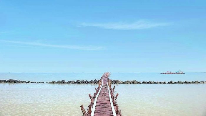 Pantai Tirtamaya via IG @teguhkisworo26, 1. Pantai Dadap, 2. Wisata Pohon Randu Gede, 3. Jembatan Terusan Indramayu, 4. Scince Center Mutiara Bangsa, 5. Pulau Biawak Indramayu, 6. Taman Tjimanoek, 7. Waduk Cipancuh Indramayu, 8. Hutan Mangrove Karangsong, 9. Tugu Perjuangan, 10. Pantai Glayem, 11. Agung Fantasi Waterpark, 12. Kolam Pemancingan Wanguk, 13. Alun – alun Indramayu, 14. Situ Bolang, 15. Situs Buyut Banjar, 16. Pantai Balongan Indah, 17. Pantai Tanah Merah Eretan, 18. Taman Rusa Bumi Patra, 19. Wisata Tiga Bintang Firdaus, 20. Agung Fantasi water Park, 21. Waterboom Bojongsari, 22. Pantai Eretan, 23. Agrowisata Mangga, 24. Pantai Tebing Patrol, 25. Pantai Cibugel, 26. Pantai Solikin, 27. Pantai Limbangan, 28. Waterboom Tirta Djaya, 29. Curug Citayam Indramayu, 30. Masjid Agung Indramayu, 31. Pantai Rembat, 32. Monumen Bumi Patra, 33. Pantai Karangsong, 34. Pantai Tirtamaya