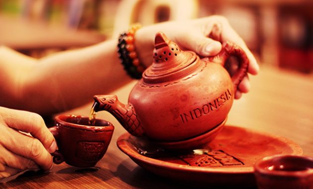 Poci via travelokacom, 1. Carica, 2. Batik Tulis Gumelem, 3. Purwaceng, 4. Dodol Salak, 6. Sirup Salak, 7. Keripik Salak, 8. Kopi Biji Salak, 9. Keripik Kentang, 10. Buah Salak, 11. Buntil, 12. Apem, 13. Dawet Ayu, 14. Bakso Ketupat, 15. Poci