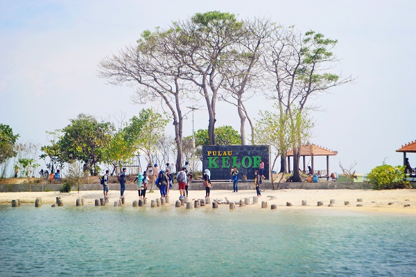 Pulau Kelor - Tempat Wisata di Pulau Seribu, 1. Pantai Pasir Perawan, 2. Jembatan Cinta, 3. Pantai Pulau Dolphin, 4. Taman Nasional, 5. Pantai Bintang, 6. Pantai Saung Cemara Kasih, 7. Pulau Tidung Kecil, 8. Pantai Pulau Perak, 9. Saung Sunset, 10. Pantai Semak Daun, 11. Jembatan Pengantin, 12. Pantai Pulau Air, 13. Pantai LIPI, 14. Danau Asmara, 15. Pantai Pulau Bira, 16. Pulau Untung Jawa, 17. Pulau Kotok, 18. Pulau Bidadari, 19. Pulau Onrust, 20. Pulau Ayer, 21. Pulau Harapan, 22. Pulau Pramuka, 23. Pulau Macan, 24. Pulau Pari, 25. Pulau Genteng Kecil, 26. Pulau Pantara, 27. Pulau Pelangi, 28. Pulau Sepa, 29. Pulau Putri, 30. Pulau Kelor, 31. Pulau Sabira, 32.  Pulau Kelapa, 33. Pulau Lancang, 34. Pulau Panggang, 35. Pulau Edam