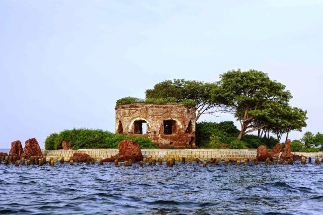 Pulau Onrust via bisniswisatacoid, 1. Pantai Pasir Perawan, 2. Jembatan Cinta, 3. Pantai Pulau Dolphin, 4. Taman Nasional, 5. Pantai Bintang, 6. Pantai Saung Cemara Kasih, 7. Pulau Tidung Kecil, 8. Pantai Pulau Perak, 9. Saung Sunset, 10. Pantai Semak Daun, 11. Jembatan Pengantin, 12. Pantai Pulau Air, 13. Pantai LIPI, 14. Danau Asmara, 15. Pantai Pulau Bira, 16. Pulau Untung Jawa, 17. Pulau Kotok, 18. Pulau Bidadari, 19. Pulau Onrust, 20. Pulau Ayer, 21. Pulau Harapan, 22. Pulau Pramuka, 23. Pulau Macan, 24. Pulau Pari, 25. Pulau Genteng Kecil, 26. Pulau Pantara, 27. Pulau Pelangi, 28. Pulau Sepa, 29. Pulau Putri, 30. Pulau Kelor, 31. Pulau Sabira, 32.  Pulau Kelapa, 33. Pulau Lancang, 34. Pulau Panggang, 35. Pulau Edam