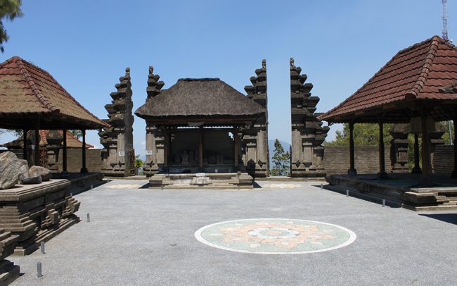 Pura Puncak Penulisan via Kintamani