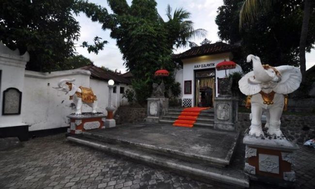 Puri Agung Buleleng, 1. Air Terjun Lembah Jian, 2. Air Terjun Bertingkat Gitgit, 3. Air Panas Banjar, 4. Air Terjun Mekalongan, 5. Air Terjun Lemukih, 6. Air Terjun yeh Mampeh, 7. Air Terjun Melanting, 8. Air Terjun Munduk, 9. Air Terjun Banyumala, 10. Air Terjun Tembok Barak, 11. Air Terjun Aling – Aling, 12. Air Terjun Jambangan, 13. Air Terjun Sekumpul, 14. Air Terjun Carat Kecil, 15. Air Terjun Carat Besar, 16. Bali Handara Kosaido, 17. Air Terjun Kroya, 18. Air Terjun Yeh Salem, 19. Air Terjun Jembong, 20. Air Terjun Wana Ayu, 21. Air Terjun Tinggarsari, 22. Air Terjun Pucak Manik, 23. Air Terjun Sing – Sing, 24. Air Terjun Colek Pamor, 25. Air Terjun Ceburan, 26. Air Terjun Pucuk, 27. Air Terjun Kembar Sambangan, 28. Air Terjun Cemara, 29. Air Terjun Canging, 30. Air Terjun Dedari, 31. Air Terjun Fiji, 32. Air Terjun Bengbengan, 33. Air Terjun Amer Pakisan, 34. Air Terjun Yeh Bayah, 35. Pantai Batu Sungu, 36. Pantai Penuktukan, 37. Pantai Umeanyar, 38. Pantai Penimbangan, 39. Pantai Banyuwedang, 40. Air Panas Banyuwedang, 41. Pantai Gondol, 42. Pantai Pemuteran, 43. Pantai Goris Pejarakan, 44. Pantai Kerobokan, 45. Pantai Lovina, 46. Pantai Batu Ampar Pejarakan, 47. Vihara Buddha Banjar, 48. Pemandian Air Sanih, 49. Taman Nasional Bali Barat, 50. Ex Pelabuhan Buleleng, 51. Danau Buyan, 52. Danau Tamblingan, 53. Ayunan dan Anjungan Wanagiri, 54. Wisata Desa Kuno Sembiran, 55. Pemandangan Sekitar Pura Bukit Pucak Sakti, 56. Wisata Desa Julah, 57. Situs Batu Gambir Upit, 58. Gedong Kirtya, 59. Pantai Celagi Bantes, 60. Pura Ponjok Batu, 61. Museum Buleleng, 62. Rumah Pohon Temega, 63. Desa Wisata Bulian, 64. Krisna Fantastic Land, 65. Pasar Anyar, 66. Pulau Menjangan, 67. Budidaya Mutiara Penyambangan, 68. Pura Dalem Segara Madu, 69. Pura Beji Sangsit, 70. Bukit Batu Kursi, 71. Pulau Putih, 72. Desa Wisata Sidetapa, 73. Desa Wisata Cempage, 74. Kubu Hobbit Pedawa, 75. Menara Bambu Tigawasa, 76. Pantai Sanggalangit, 77. Pantai Pacung, 78. Wisata Selfie Madenan, 79. Air Terjun Bertingkat Silangjana, 80. Pantai Tukad Puyung Bukti, 81. Pantai Anturan, 82. Pemandian Mumbul Anturan, 83. Bendungan Tirab Ularan, 84. Bendungan Gerogak, 85. Terasering Busungbiu, 86. Desa Wisata Bebetin, 87. Air Terjun Seseran, 88. Desa Wisata Kaliasem, 89. Bukit Teletubbies Kubutambahan, 90. Agrowisata Sepang, 91. Desa Wisata Subuk, 92. Air Terjun Umejero, 93. Agrowisata Umejero, 94. Taman Kota Singaraja, 95. Agrowisata Anggur Banyupoh, 96. Pura Pulaki, 97. Pantai Pulaki, 98. Pelabuhan Celukan Bawang, 99. Pantai Sangsit