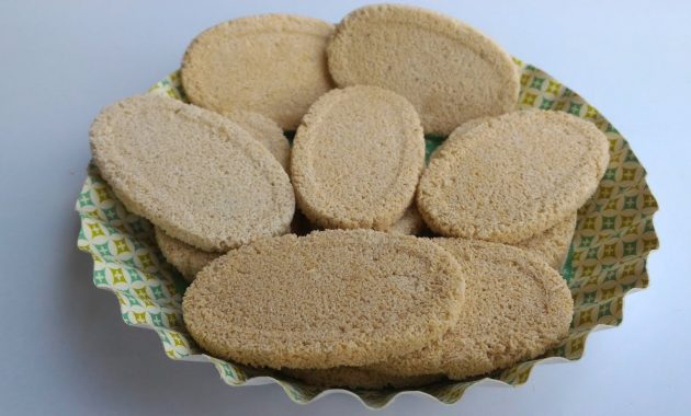 Sagon Kelapa via Youtube, 1. Yutuk Goreng, 2. Kethek Khas Kebumen, 3. Golak Khas Kebumen, 4. Jipang Kacang, 5. Lanting Khas Kebumen, 6. Sate Ambal Khas Kebumen, 7. Emping Mendem, 8. Kue Satu Kacang Ijo, 9. Keripik Pisang, 10. Sagon Kelapa, 11. Jenang Sabun, 12. Souvenir Biji Jenitri, 13. Sale Pisang, 14. Gerabah dan Guci, 15. Pandan Batok, 16. Soto Ayam Petanahan, 17. Mendoan, 18. Soto Tamanwinangun, 19. Nasi Penggel Kebumen