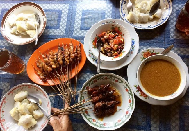 Sate Ambal Khas Kebumen via IG @inarosn, 1. Yutuk Goreng, 2. Kethek Khas Kebumen, 3. Golak Khas Kebumen, 4. Jipang Kacang, 5. Lanting Khas Kebumen, 6. Sate Ambal Khas Kebumen, 7. Emping Mendem, 8. Kue Satu Kacang Ijo, 9. Keripik Pisang, 10. Sagon Kelapa, 11. Jenang Sabun, 12. Souvenir Biji Jenitri, 13. Sale Pisang, 14. Gerabah dan Guci, 15. Pandan Batok, 16. Soto Ayam Petanahan, 17. Mendoan, 18. Soto Tamanwinangun, 19. Nasi Penggel Kebumen