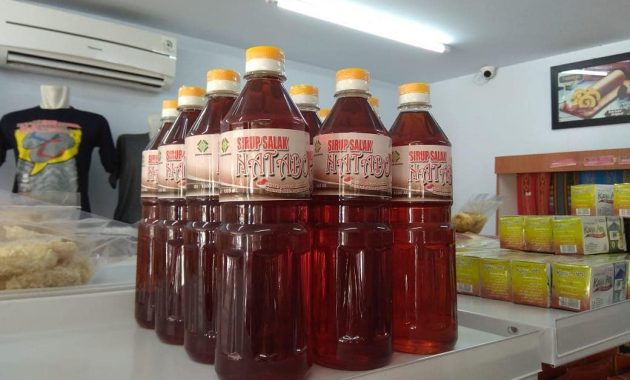 Sirup Salak via deskgramnet, 1. Carica, 2. Batik Tulis Gumelem, 3. Purwaceng, 4. Dodol Salak, 6. Sirup Salak, 7. Keripik Salak, 8. Kopi Biji Salak, 9. Keripik Kentang, 10. Buah Salak, 11. Buntil, 12. Apem, 13. Dawet Ayu, 14. Bakso Ketupat, 15. Poci