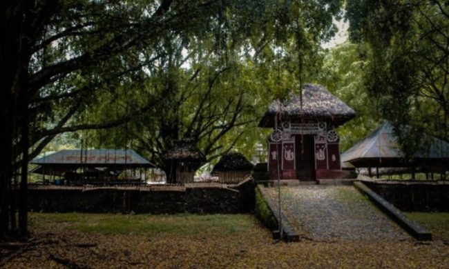 Situs Batu Gambir Upit, 1. Air Terjun Lembah Jian, 2. Air Terjun Bertingkat Gitgit, 3. Air Panas Banjar, 4. Air Terjun Mekalongan, 5. Air Terjun Lemukih, 6. Air Terjun yeh Mampeh, 7. Air Terjun Melanting, 8. Air Terjun Munduk, 9. Air Terjun Banyumala, 10. Air Terjun Tembok Barak, 11. Air Terjun Aling – Aling, 12. Air Terjun Jambangan, 13. Air Terjun Sekumpul, 14. Air Terjun Carat Kecil, 15. Air Terjun Carat Besar, 16. Bali Handara Kosaido, 17. Air Terjun Kroya, 18. Air Terjun Yeh Salem, 19. Air Terjun Jembong, 20. Air Terjun Wana Ayu, 21. Air Terjun Tinggarsari, 22. Air Terjun Pucak Manik, 23. Air Terjun Sing – Sing, 24. Air Terjun Colek Pamor, 25. Air Terjun Ceburan, 26. Air Terjun Pucuk, 27. Air Terjun Kembar Sambangan, 28. Air Terjun Cemara, 29. Air Terjun Canging, 30. Air Terjun Dedari, 31. Air Terjun Fiji, 32. Air Terjun Bengbengan, 33. Air Terjun Amer Pakisan, 34. Air Terjun Yeh Bayah, 35. Pantai Batu Sungu, 36. Pantai Penuktukan, 37. Pantai Umeanyar, 38. Pantai Penimbangan, 39. Pantai Banyuwedang, 40. Air Panas Banyuwedang, 41. Pantai Gondol, 42. Pantai Pemuteran, 43. Pantai Goris Pejarakan, 44. Pantai Kerobokan, 45. Pantai Lovina, 46. Pantai Batu Ampar Pejarakan, 47. Vihara Buddha Banjar, 48. Pemandian Air Sanih, 49. Taman Nasional Bali Barat, 50. Ex Pelabuhan Buleleng, 51. Danau Buyan, 52. Danau Tamblingan, 53. Ayunan dan Anjungan Wanagiri, 54. Wisata Desa Kuno Sembiran, 55. Pemandangan Sekitar Pura Bukit Pucak Sakti, 56. Wisata Desa Julah, 57. Situs Batu Gambir Upit, 58. Gedong Kirtya, 59. Pantai Celagi Bantes, 60. Pura Ponjok Batu, 61. Museum Buleleng, 62. Rumah Pohon Temega, 63. Desa Wisata Bulian, 64. Krisna Fantastic Land, 65. Pasar Anyar, 66. Pulau Menjangan, 67. Budidaya Mutiara Penyambangan, 68. Pura Dalem Segara Madu, 69. Pura Beji Sangsit, 70. Bukit Batu Kursi, 71. Pulau Putih, 72. Desa Wisata Sidetapa, 73. Desa Wisata Cempage, 74. Kubu Hobbit Pedawa, 75. Menara Bambu Tigawasa, 76. Pantai Sanggalangit, 77. Pantai Pacung, 78. Wisata Selfie Madenan, 79. Air Terjun Bertingkat Silangjana, 80. Pantai Tukad Puyung Bukti, 81. Pantai Anturan, 82. Pemandian Mumbul Anturan, 83. Bendungan Tirab Ularan, 84. Bendungan Gerogak, 85. Terasering Busungbiu, 86. Desa Wisata Bebetin, 87. Air Terjun Seseran, 88. Desa Wisata Kaliasem, 89. Bukit Teletubbies Kubutambahan, 90. Agrowisata Sepang, 91. Desa Wisata Subuk, 92. Air Terjun Umejero, 93. Agrowisata Umejero, 94. Taman Kota Singaraja, 95. Agrowisata Anggur Banyupoh, 96. Pura Pulaki, 97. Pantai Pulaki, 98. Pelabuhan Celukan Bawang, 99. Pantai Sangsit