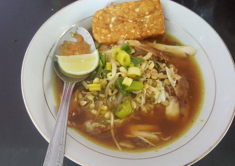 Soto Ayam Petanahan via Cookpad, 1. Yutuk Goreng, 2. Kethek Khas Kebumen, 3. Golak Khas Kebumen, 4. Jipang Kacang, 5. Lanting Khas Kebumen, 6. Sate Ambal Khas Kebumen, 7. Emping Mendem, 8. Kue Satu Kacang Ijo, 9. Keripik Pisang, 10. Sagon Kelapa, 11. Jenang Sabun, 12. Souvenir Biji Jenitri, 13. Sale Pisang, 14. Gerabah dan Guci, 15. Pandan Batok, 16. Soto Ayam Petanahan, 17. Mendoan, 18. Soto Tamanwinangun, 19. Nasi Penggel Kebumen