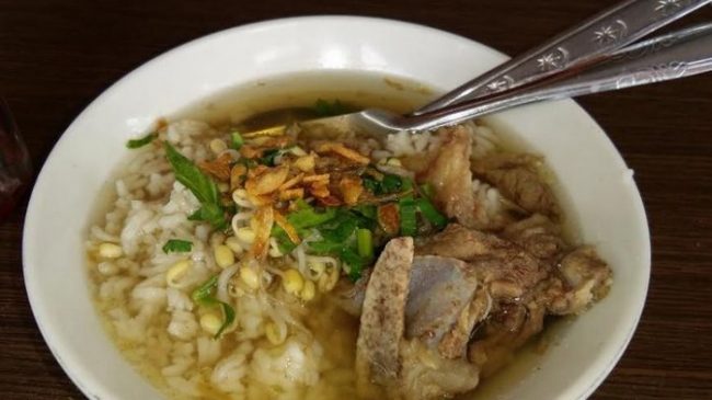 Soto Karang via Tribunnews, 1. Timus, 2. Balung Kethek Super, 3. Grubi, 4. Ayam Tim Mbok Yem, 5. Sate Landak, 6. Soto Karang, 7. Sup Buntut, 8. Ayam Panggang Khas Karanganyar, 9. Sate Kambing Karanganyar, 10. Bollen Ubigo, 12. Durian, 13. Blangkon, 14. Kincir Angin, 15. Keripik Pisang