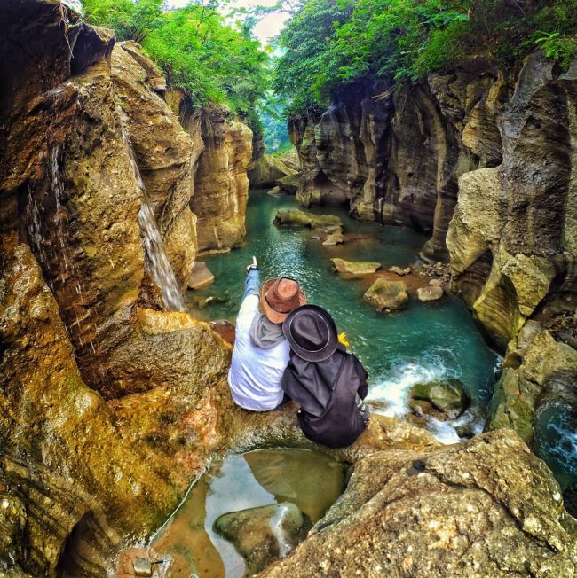 Sungai Cikahuripan via IG @mochamdjamalfarizqi - Tempat Wisata di Bandung Barat, 1. Farm House Susu Lembang, 2. Floating Market, Lembang, 3. Orchid Forest, 4. Dusun Bambu, 5. Dago Dream Park, 6. Terminal Wisata Grafika Cikole, 7. Kebun Bunga Begonia, 8. De Ranch, 9. Tebing Keraton, 10. The Lodge Maribaya, 11. Gunung Tangkuban Perahu, 12. Hutan Pinus PAL 16, 13. Stone Garden Citatah, 14. Gunung Putri, 15. Taman Lembah Dewata, 16. Jendela Alam, 17. Natural Hill, 18. Tafso Barn, 19. Curug Tilu Leuwi Opat, 20. Curug Layung &amp; Camping Ground, 21. Gantolle Paralayang Singajaya Cihampelas, 22. Puncak Eurad Pingping, 23. Danau Sanghyang Heuleut, 24. Sendang Geulis Kahuripan, 25. Gunung Batu, 26. Goa Pawon, 27. Curug Cimahi atau Curug Pelangi, 28. Tebing Citatah, 29. Gunung Bendera Padalarang, 30. Maribaya Natural Hot Spring Resort &amp; Glamping Tent, 31. Curug Malela, 32. Curug Penganten, 33. Pine Forest Camp, 34. Danau Wakadobol Batujajar, 35. Gunung Hawu, 36. Kebun Teh Sukawana, 37. Curug Aseupan, 38. Curug Bugbrug, 39. Wana Wisata Pasir Ipis, 40. Sungai Cikahuripan, Green Canyonnya Bandung, 41. Curug Ngebul, 42. Pemandian Air Panas Nagrak, 43. Ganesha H Equestrian, 44. Curug Buana Rongga, 45. Curug Omas, 46. Curug Sumpel, 47. Curug Kuya, 48. Curug Katumiri