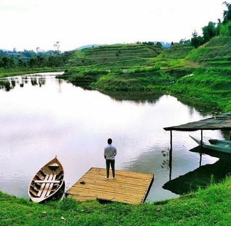 Taman Lembah Dewata via IG @why_ajie, 1. Farm House Susu Lembang, 2. Floating Market, Lembang, 3. Orchid Forest, 4. Dusun Bambu, 5. Dago Dream Park, 6. Terminal Wisata Grafika Cikole, 7. Kebun Bunga Begonia, 8. De Ranch, 9. Tebing Keraton, 10. The Lodge Maribaya, 11. Gunung Tangkuban Perahu, 12. Hutan Pinus PAL 16, 13. Stone Garden Citatah, 14. Gunung Putri, 15. Taman Lembah Dewata, 16. Jendela Alam, 17. Natural Hill, 18. Tafso Barn, 19. Curug Tilu Leuwi Opat, 20. Curug Layung &amp; Camping Ground, 21. Gantolle Paralayang Singajaya Cihampelas, 22. Puncak Eurad Pingping, 23. Danau Sanghyang Heuleut, 24. Sendang Geulis Kahuripan, 25. Gunung Batu, 26. Goa Pawon, 27. Curug Cimahi atau Curug Pelangi, 28. Tebing Citatah, 29. Gunung Bendera Padalarang, 30. Maribaya Natural Hot Spring Resort &amp; Glamping Tent, 31. Curug Malela, 32. Curug Penganten, 33. Pine Forest Camp, 34. Danau Wakadobol Batujajar, 35. Gunung Hawu, 36. Kebun Teh Sukawana, 37. Curug Aseupan, 38. Curug Bugbrug, 39. Wana Wisata Pasir Ipis, 40. Sungai Cikahuripan, Green Canyonnya Bandung, 41. Curug Ngebul, 42. Pemandian Air Panas Nagrak, 43. Ganesha H Equestrian, 44. Curug Buana Rongga, 45. Curug Omas, 46. Curug Sumpel, 47. Curug Kuya, 48. Curug Katumiri