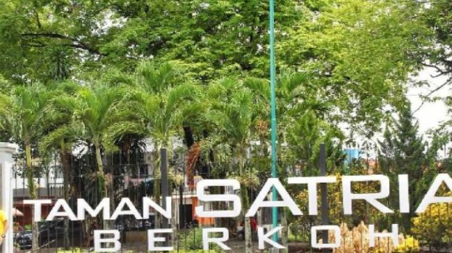 Taman Satria, 1. Miniatur Dunia Purwokerto, 2. Baturaden, 3. Baturraden Adventure Forest, 4. Pancuran 3, 5. Kebun Raya Baturraden, 6. Pancuran 7, 7. Goa Sarabadak, 8. Telaga Sunyi, 9. Curug Telu, 10. Bukit Bintang Baturraden, 11. Curug Bayan, 12. Curug Ceheng, 13. Curug Kedung Lesung, 14. Curug Nangga, 15. Curug Cipendok, 16. Hutan Pinus Limpakuwus, 17. Curug Jenggala Kalipagu, 18. Air Terjun Baturaden GandaTapa, 19. Curug Gede, 20. Curug Gomblang, 21. Desa Wisata Ketenger, 22. Gunung Slamet, 23. Bukit Pandang Munggang, 24. Bukit Watu Meja, 25. Sendang Bidadari, 26. Kebun Bunga Matahari Rempoah, 27. Bukit Agaran, 28. Bukit Tranggulasih, 29. Puncak Dinar, 30. Bukit Gadog, 31. Lokawisata Baturaden, 32. Mandala Wisata Baturaden, 33. Dreamland Waterpark Ajibarang, 34. Alun – alun Purwokerto, 35. Taman Rekreasi Andhang Pangrenan, 36. Kebun Ku Waterpark, 37. Taman Satria, 38. Taman Balai Kemambang, 39. Wisata Batur Agung, 40. Museum Bank Rakyat Indonesia, 41. Museum Wayang Sendang Mas, 42. Monumen Gatot Subroto, 43. Monumen Sepoer, 44. Monument dan Museum Panglima Besar Jenderal Soedirman, 45. Masjid Saka Tunggal Banyumas, 46. Makam Panembahan Kalibening, 47. Klenteng Hok Tek Bio Pasar Wage, 48. Gua Maria Kaliori, 49. Telaga Pucung, 50. Depo Bay Depo Pelita, 51. Wisata Husada Kalibacin, 52. Bendung Gerak Serayu Gambarsari, 53. Curug Carang, 54. Curug Cidadap Semaya, 55. Curug Wanasuta, 56. Curug Jumeneng, 57. Curug Kembar, 58. Curug Lawa, 59. Curug Lima Kedungbanteng, 60. Curug Penganten Baturaden, 61. Curug Sebrangan, 62. Curug Tebela, 63. Curug Urang, 64. Rumah Pohon Puncak Selok, 65. Curug Grenjang, 66. Curug Lawang, 67. Curug Juneng