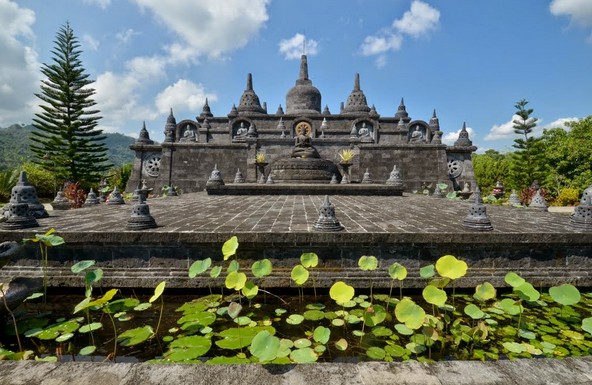 Vihara Buddha Banjar, 1. Air Terjun Lembah Jian, 2. Air Terjun Bertingkat Gitgit, 3. Air Panas Banjar, 4. Air Terjun Mekalongan, 5. Air Terjun Lemukih, 6. Air Terjun yeh Mampeh, 7. Air Terjun Melanting, 8. Air Terjun Munduk, 9. Air Terjun Banyumala, 10. Air Terjun Tembok Barak, 11. Air Terjun Aling – Aling, 12. Air Terjun Jambangan, 13. Air Terjun Sekumpul, 14. Air Terjun Carat Kecil, 15. Air Terjun Carat Besar, 16. Bali Handara Kosaido, 17. Air Terjun Kroya, 18. Air Terjun Yeh Salem, 19. Air Terjun Jembong, 20. Air Terjun Wana Ayu, 21. Air Terjun Tinggarsari, 22. Air Terjun Pucak Manik, 23. Air Terjun Sing – Sing, 24. Air Terjun Colek Pamor, 25. Air Terjun Ceburan, 26. Air Terjun Pucuk, 27. Air Terjun Kembar Sambangan, 28. Air Terjun Cemara, 29. Air Terjun Canging, 30. Air Terjun Dedari, 31. Air Terjun Fiji, 32. Air Terjun Bengbengan, 33. Air Terjun Amer Pakisan, 34. Air Terjun Yeh Bayah, 35. Pantai Batu Sungu, 36. Pantai Penuktukan, 37. Pantai Umeanyar, 38. Pantai Penimbangan, 39. Pantai Banyuwedang, 40. Air Panas Banyuwedang, 41. Pantai Gondol, 42. Pantai Pemuteran, 43. Pantai Goris Pejarakan, 44. Pantai Kerobokan, 45. Pantai Lovina, 46. Pantai Batu Ampar Pejarakan, 47. Vihara Buddha Banjar, 48. Pemandian Air Sanih, 49. Taman Nasional Bali Barat, 50. Ex Pelabuhan Buleleng, 51. Danau Buyan, 52. Danau Tamblingan, 53. Ayunan dan Anjungan Wanagiri, 54. Wisata Desa Kuno Sembiran, 55. Pemandangan Sekitar Pura Bukit Pucak Sakti, 56. Wisata Desa Julah, 57. Situs Batu Gambir Upit, 58. Gedong Kirtya, 59. Pantai Celagi Bantes, 60. Pura Ponjok Batu, 61. Museum Buleleng, 62. Rumah Pohon Temega, 63. Desa Wisata Bulian, 64. Krisna Fantastic Land, 65. Pasar Anyar, 66. Pulau Menjangan, 67. Budidaya Mutiara Penyambangan, 68. Pura Dalem Segara Madu, 69. Pura Beji Sangsit, 70. Bukit Batu Kursi, 71. Pulau Putih, 72. Desa Wisata Sidetapa, 73. Desa Wisata Cempage, 74. Kubu Hobbit Pedawa, 75. Menara Bambu Tigawasa, 76. Pantai Sanggalangit, 77. Pantai Pacung, 78. Wisata Selfie Madenan, 79. Air Terjun Bertingkat Silangjana, 80. Pantai Tukad Puyung Bukti, 81. Pantai Anturan, 82. Pemandian Mumbul Anturan, 83. Bendungan Tirab Ularan, 84. Bendungan Gerogak, 85. Terasering Busungbiu, 86. Desa Wisata Bebetin, 87. Air Terjun Seseran, 88. Desa Wisata Kaliasem, 89. Bukit Teletubbies Kubutambahan, 90. Agrowisata Sepang, 91. Desa Wisata Subuk, 92. Air Terjun Umejero, 93. Agrowisata Umejero, 94. Taman Kota Singaraja, 95. Agrowisata Anggur Banyupoh, 96. Pura Pulaki, 97. Pantai Pulaki, 98. Pelabuhan Celukan Bawang, 99. Pantai Sangsit