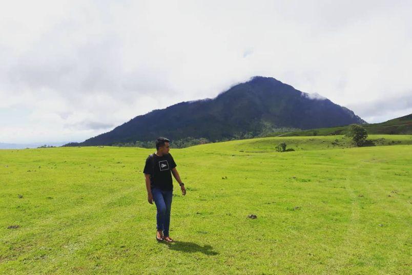 Wisata Lembah Fulan Fehan via IG @randy_dimu, 1. Pantai Berluli, 2. Wisata Pantai Pasir Putih Atapupu, 3. Pantai Motaain, 4. Wisata Teluk Gurita, 5. Air Terjun Mauhalek, 6. Wisata Benteng Ranu Hitu, 7. Wisata Lembah Fulan Fehan, 8. Bukit Kakeu Mantenu, 9. Bukit Batu Maudemu, 10. Wisata Kolam Susuk, 11. Wisata Kampung Adat Kewar, 12. Wisata Bukit Tuamese, 13. Taman Kota Atambua, 14. Wisata Pacuan Kuda Desa Tniumanu, 15. PLBN Indonesia, 16. Pantai Tuamese