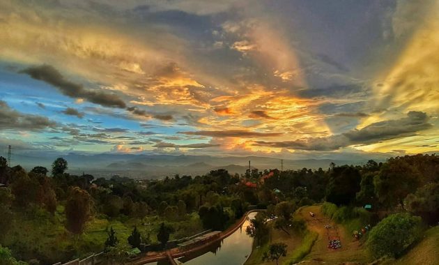 Alam Wisata Cimahi via IG @cimahi_banget, 1. Sendang Geulis Kahuripan, 2. Curug Pelangi, 3. Stone Garden, 4. Curug Malela, 5. Taman Begonia, 6. Terminal Grafika, 7. Dusun Bambu Lembang, 8. Situ Lembang, 9. Alam Wisata Cimahi, 10. Balitsa Lembang