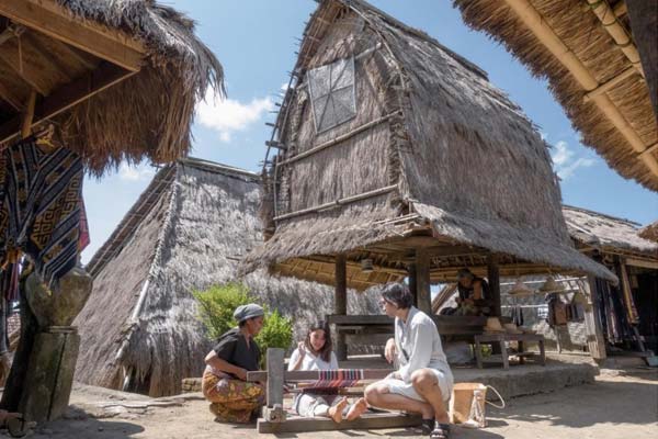 Desa Sade via Instagram.com Jackysanlombok, 1. Wisata Pantai Selong Belanak, 2. Wisata Pantai Mawun, 3. Wisata Pantai Tanjung Aan, 4. Pantai Semeti, 5. Wisata Pantai Cemara, 6. Wisata Pantai Kuta, 7. Wisata Pantai Batu Katak, 8. Wisata Pantai Batu Payung, 9. Wisata Air Terjun Benang Kelambu, 10. Wisata Air Terjun Batu Kawangan, 11. Wisata Desa Adat Sade, 12. Wisata Kuliner Ayam Bakar Taliwang, 13. Wisata Pantai Merese, 14. Wisata Pantai Serenting, 15. Wisata Pantai Tunak, 16. Wisata Air Terjun Benang Stokel, 17. Wisata Kuliner Bebalung Lombok, 18. Pantai Gerupuk, 19. Belajar Menenun di Desa Sukarara, 20. Pantai Seger, 21. Desa Sade, 22. Taman Wisata Alam Gunung Tunak, 23. Gua Bangkang, 24. Pantai Tanjung Bongo