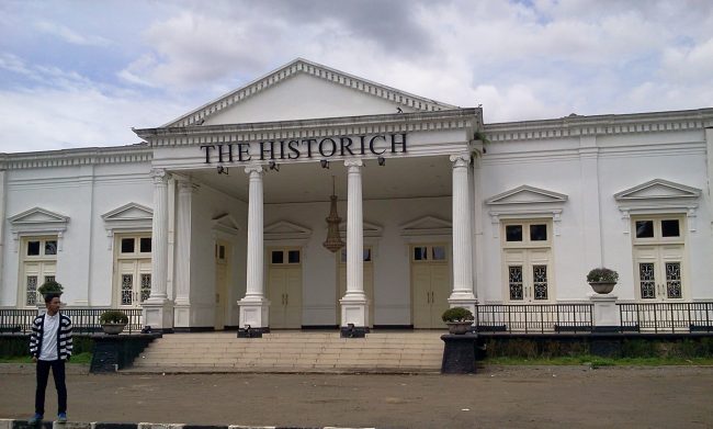 Gedung The Historich via Ridwanderful, 1. Alam Wisata Cimahi, 2. Gunung Bohong, 3. All About Strawberry, 4. Taman Kartini, 5. Pasar Cimindi, 6. Rumah Bunga Rizal, 7. Kampung Adat Cireundeu, 8. Kolam Renang Brigif Cimahi, 9. Giggle Box Cimahi, 10. Pandiga Educreation Sport, 11. Masjid Agung Kota Cimahi, 12. Masjid Al-Baakhirah, 13. Taman Alun – Alun Cimahi, 14. Gedung The Historich, 15. Menara KA Cimahi, 16. Cimahi Mall, 17. Cimahi Techno Park, 18. Kafe Kupu – Kupu, 19. Kampung Buyut Cipageran, 20. Situ Ciseupan, 21. Rainbow Waterpark Cimahi, 22. Kolam Renang Ciawitali, 23. Kolam Renang Tirta Wira Yudha, 24. Taman Bunga Cihideung, 25. Pemandian Cipanas Nagrak Parongpong, 26. Wisata Kuda Paku Haji, 27. Taman Kupu – Kupu, 28. Curug Cimahi, 29. Ciwangun Indah Camp, 30. Curug Bugbrug, 31. Curug Tilu Leuwi Opat, 32. Curug Malela, 33. Natural Hill Cisarua, 34. Pasar Terapung Lembang, 35. Kampung Gajah Wonderland (Tutup Permanen)