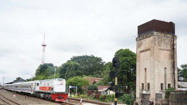 Menara KA Cimahi via Tribunnews, 1. Alam Wisata Cimahi, 2. Gunung Bohong, 3. All About Strawberry, 4. Taman Kartini, 5. Pasar Cimindi, 6. Rumah Bunga Rizal, 7. Kampung Adat Cireundeu, 8. Kolam Renang Brigif Cimahi, 9. Giggle Box Cimahi, 10. Pandiga Educreation Sport, 11. Masjid Agung Kota Cimahi, 12. Masjid Al-Baakhirah, 13. Taman Alun – Alun Cimahi, 14. Gedung The Historich, 15. Menara KA Cimahi, 16. Cimahi Mall, 17. Cimahi Techno Park, 18. Kafe Kupu – Kupu, 19. Kampung Buyut Cipageran, 20. Situ Ciseupan, 21. Rainbow Waterpark Cimahi, 22. Kolam Renang Ciawitali, 23. Kolam Renang Tirta Wira Yudha, 24. Taman Bunga Cihideung, 25. Pemandian Cipanas Nagrak Parongpong, 26. Wisata Kuda Paku Haji, 27. Taman Kupu – Kupu, 28. Curug Cimahi, 29. Ciwangun Indah Camp, 30. Curug Bugbrug, 31. Curug Tilu Leuwi Opat, 32. Curug Malela, 33. Natural Hill Cisarua, 34. Pasar Terapung Lembang, 35. Kampung Gajah Wonderland (Tutup Permanen)
