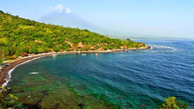 Pantai Amed, 1. Istana Taman Gili Kerta Gosa, 2. Pura Besakih, 3. Pura Goa Lawah, 4. Pantai Pasir Putih, 5. Desa Bali Aga, 6. Puri Agung Karangasem, 7. Istana Air Tirta Gangga, 8. Pantai Amed, 9. Pura Lempuyang, 10. Bukit Asah, 11. Desa Sidemen, 12. Desa Tenganan, 13. Taman Ujung, 14. Taman Bunga Edelweis, 15. Rafting Telagawaja, 16. Candidasa, 17. Pantai Padang Bai, 18. Danau Yeh Malet, 19. Tirta Ujung Water Spring, 20. Savana Tianyar, 21. Air Terjun Yeh Labuh Waterfall, 22. Pantai Wates Karangasem
