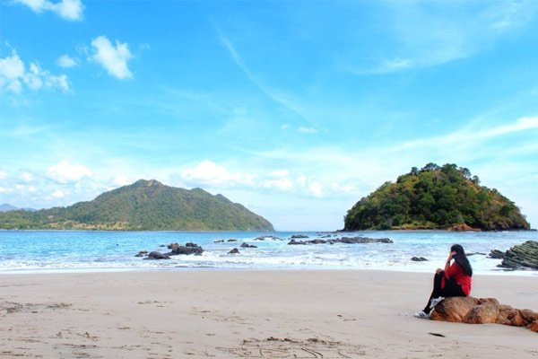 Pantai Wadu Jao via Instagram.com @ani_arahma, 1. Wisata Pulau Satonda, 2. Wisata Gunung Tambora, 3. Wisata Padang Savana Doro Ncanga, 4. Wisata Bukit Matompo, 5. Wisata Nisa Pudu, Wisata Teluk Saleh nan Tropis, 6. Wisata Air Terjun Di Sori Oi Marai, 7. Wisata Pantai Hodo, 8. Wisata Air Terjun Panca Saneo, 9. Wisata Masjid Baiturrahman Dompu, 10. Wisata Pantai Ria, 11. Wisata Air Terjun Kancira, 12. Wisata Bendungan Mila, 13. Wisata Rora, 14. Wisata Air Terjun Walet Putih, 15. Wisata Ncanga Tolu, 16. Wisata Pantai Lakey, 17. Bukit Sultan, 18. Air Terjun Sori Panca, 19. Pantai Wadu Jao