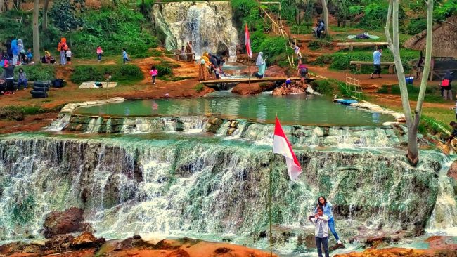Pemandian Cipanas Nagrak Parongpong, 1. Alam Wisata Cimahi, 2. Gunung Bohong, 3. All About Strawberry, 4. Taman Kartini, 5. Pasar Cimindi, 6. Rumah Bunga Rizal, 7. Kampung Adat Cireundeu, 8. Kolam Renang Brigif Cimahi, 9. Giggle Box Cimahi, 10. Pandiga Educreation Sport, 11. Masjid Agung Kota Cimahi, 12. Masjid Al-Baakhirah, 13. Taman Alun – Alun Cimahi, 14. Gedung The Historich, 15. Menara KA Cimahi, 16. Cimahi Mall, 17. Cimahi Techno Park, 18. Kafe Kupu – Kupu, 19. Kampung Buyut Cipageran, 20. Situ Ciseupan, 21. Rainbow Waterpark Cimahi, 22. Kolam Renang Ciawitali, 23. Kolam Renang Tirta Wira Yudha, 24. Taman Bunga Cihideung, 25. Pemandian Cipanas Nagrak Parongpong, 26. Wisata Kuda Paku Haji, 27. Taman Kupu – Kupu, 28. Curug Cimahi, 29. Ciwangun Indah Camp, 30. Curug Bugbrug, 31. Curug Tilu Leuwi Opat, 32. Curug Malela, 33. Natural Hill Cisarua, 34. Pasar Terapung Lembang, 35. Kampung Gajah Wonderland (Tutup Permanen)