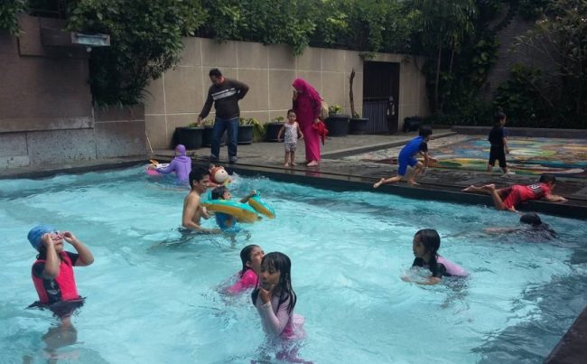 Rainbow Waterpark Cimahi via IG @venuscimahi, 1. Alam Wisata Cimahi, 2. Gunung Bohong, 3. All About Strawberry, 4. Taman Kartini, 5. Pasar Cimindi, 6. Rumah Bunga Rizal, 7. Kampung Adat Cireundeu, 8. Kolam Renang Brigif Cimahi, 9. Giggle Box Cimahi, 10. Pandiga Educreation Sport, 11. Masjid Agung Kota Cimahi, 12. Masjid Al-Baakhirah, 13. Taman Alun – Alun Cimahi, 14. Gedung The Historich, 15. Menara KA Cimahi, 16. Cimahi Mall, 17. Cimahi Techno Park, 18. Kafe Kupu – Kupu, 19. Kampung Buyut Cipageran, 20. Situ Ciseupan, 21. Rainbow Waterpark Cimahi, 22. Kolam Renang Ciawitali, 23. Kolam Renang Tirta Wira Yudha, 24. Taman Bunga Cihideung, 25. Pemandian Cipanas Nagrak Parongpong, 26. Wisata Kuda Paku Haji, 27. Taman Kupu – Kupu, 28. Curug Cimahi, 29. Ciwangun Indah Camp, 30. Curug Bugbrug, 31. Curug Tilu Leuwi Opat, 32. Curug Malela, 33. Natural Hill Cisarua, 34. Pasar Terapung Lembang, 35. Kampung Gajah Wonderland (Tutup Permanen)