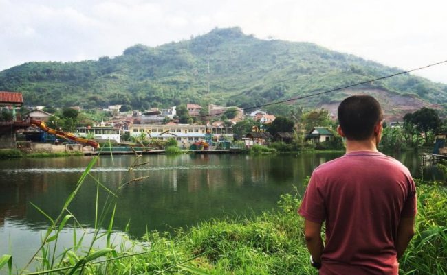 Situ Ciseupan via IG @iting_bandung, 1. Alam Wisata Cimahi, 2. Gunung Bohong, 3. All About Strawberry, 4. Taman Kartini, 5. Pasar Cimindi, 6. Rumah Bunga Rizal, 7. Kampung Adat Cireundeu, 8. Kolam Renang Brigif Cimahi, 9. Giggle Box Cimahi, 10. Pandiga Educreation Sport, 11. Masjid Agung Kota Cimahi, 12. Masjid Al-Baakhirah, 13. Taman Alun – Alun Cimahi, 14. Gedung The Historich, 15. Menara KA Cimahi, 16. Cimahi Mall, 17. Cimahi Techno Park, 18. Kafe Kupu – Kupu, 19. Kampung Buyut Cipageran, 20. Situ Ciseupan, 21. Rainbow Waterpark Cimahi, 22. Kolam Renang Ciawitali, 23. Kolam Renang Tirta Wira Yudha, 24. Taman Bunga Cihideung, 25. Pemandian Cipanas Nagrak Parongpong, 26. Wisata Kuda Paku Haji, 27. Taman Kupu – Kupu, 28. Curug Cimahi, 29. Ciwangun Indah Camp, 30. Curug Bugbrug, 31. Curug Tilu Leuwi Opat, 32. Curug Malela, 33. Natural Hill Cisarua, 34. Pasar Terapung Lembang, 35. Kampung Gajah Wonderland (Tutup Permanen)