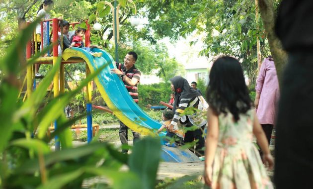 Taman Kartini via IG @etet_teterekel, 1. Alam Wisata Cimahi, 2. Gunung Bohong, 3. All About Strawberry, 4. Taman Kartini, 5. Pasar Cimindi, 6. Rumah Bunga Rizal, 7. Kampung Adat Cireundeu, 8. Kolam Renang Brigif Cimahi, 9. Giggle Box Cimahi, 10. Pandiga Educreation Sport, 11. Masjid Agung Kota Cimahi, 12. Masjid Al-Baakhirah, 13. Taman Alun – Alun Cimahi, 14. Gedung The Historich, 15. Menara KA Cimahi, 16. Cimahi Mall, 17. Cimahi Techno Park, 18. Kafe Kupu – Kupu, 19. Kampung Buyut Cipageran, 20. Situ Ciseupan, 21. Rainbow Waterpark Cimahi, 22. Kolam Renang Ciawitali, 23. Kolam Renang Tirta Wira Yudha, 24. Taman Bunga Cihideung, 25. Pemandian Cipanas Nagrak Parongpong, 26. Wisata Kuda Paku Haji, 27. Taman Kupu – Kupu, 28. Curug Cimahi, 29. Ciwangun Indah Camp, 30. Curug Bugbrug, 31. Curug Tilu Leuwi Opat, 32. Curug Malela, 33. Natural Hill Cisarua, 34. Pasar Terapung Lembang, 35. Kampung Gajah Wonderland (Tutup Permanen)