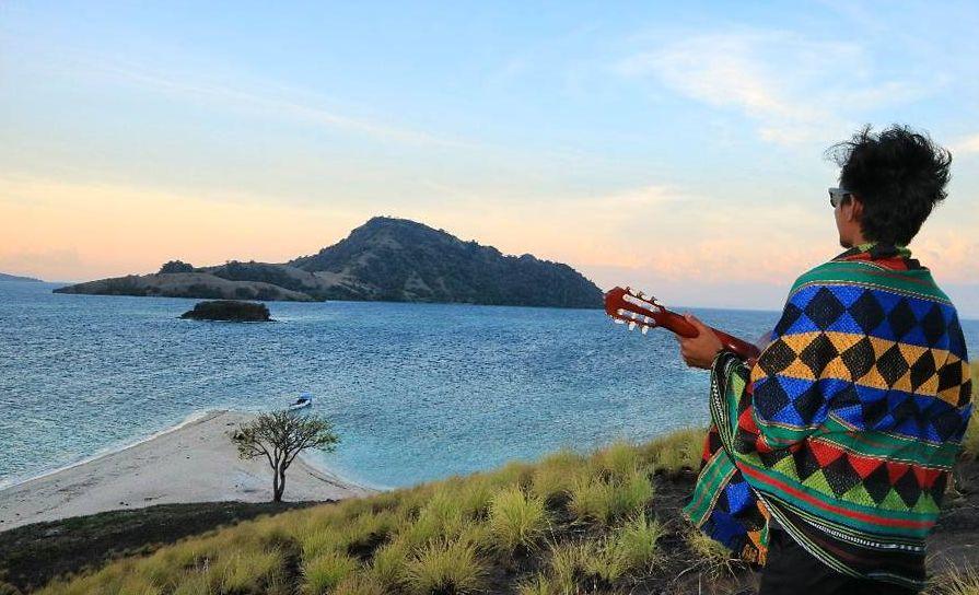 Teluk Saleh via IG @zambaadventure, 1. Gunung Tambora, 2. Wisata Pulau Bungin, 3. Wisata Air Terjun Agal, 4. Wisata Gili Bedil, 5. Wisata Goa Liang Petang, 6. Wisata Pantai Tropical Sumbawa, 7. Wisata Pantai Maluk Sumbawa Barat, 8. Wisata Masjid Agung Darussalam, 9. Wisata Pulau Paserang, 10. Wisata Pulau Kenawa, 11. Wisata Pantai Sili, 12. Wisata Desa Mantar, 13. Wisata Pantai Tanjung Pasir Pulau Moyo, 14. Wisata Pantai Maci, 15. Wisata Lindung Poto Jarum, 16. Wisata Air Terjun Mata Jitu, 17. Wisata Istana Tua Dalam Loka, 18. Wisata Pantai Kertasari, 19. Wisata Pantai Kencana, 20. Wisata Pantai Lapade, 21. Wisata Pantai Rantung, 22. Wisata Pantai Lawar, 23. Wisata Semongkat, 24. Wisata Gili Keramat, 25. Wisata Istana Bala Kuning, 26. Wisata Desa Tepal, 27. Liang Bukal, 28. Situs Aik Renung, 29. Wisata Air Terjun Kalela, 30. Jembatan Samota yang Ikonik, 31. Pantai Ai Loang, 32. Teluk Saleh