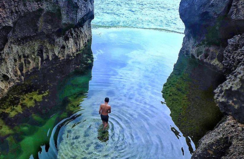 Wisata Angel’s Billabong via Ig @jd0615, 1. Wisata Dream Beach, 2. Wisata Pantai Jungut Batu, 3. Wisata Jembatan Gantung, 4. Wisata Goa Gala, 5. Wisata Pantai Selambung Lembongan, 6. Wisata Bukit Panorama Nusa Lembongan, 7. Wisata Mushroom Beach, 8. Pantai Toya Pakeh, 9. Wisata Nusa Penida, 10. Wisata Nusa Lembongan, 11. Anjungan Tukad Melangit, 12. Manta Point, 13. Wisata Nusa Ceningan, 14. Wisata Pantai Crystal Bay, 15. Wisata Pantai Atuh, 16. Wisata Pantai Pasih Uug, 17. Wisata Mata Air Seganing, 18. Wisata Tebing Blue Lagoon, 19. Wisata Hutan Mangrove Lembongan, 20. Wisata Pulau Seribu, 21. Wisata Pantai Banah, 22. Wisata Pantai Andus, 23. Wisata Devil’s Tear Lembongan, 24. Wisata Goa Giri Putri, 25. Wisata Labuan Ampuak, 26. Menikmati Betapa Indahnya Wisata Teluk Sebila, 27. Wisata Guyangan Mata Air, 28. Wisata Pantai Suwehan, 29. Wisata Pantai Kelingking, 30. Wisata Tembeling Water Spring, 31. Wisata Angel’s Billabong, 32. Wisata Pura Paluang, 33. Wisata Bukit Teletubbies di Nusa penida, 34. Wisata Pantai Lepang, 35. Wisata Desa Tihingan Penghasil Gong Artistik, 36. Wisata Taman Gili Kerta Gosa, 37. Wisata Pantai Watu Klotok, 38. Wisata Pura Goa Lawah, 39. Wisata Desa Kamasan, 40. Wisata Arum Jeram Sungai Melangit, 41. Wisata Pura Taman Sari, 42. Wisata Bukit Belong Gunaksa, 43. Wisata Museum Seni Lukis Klasik Nyoman Gunarsa, 44. Wisata Goa Jepang, 45. Wisata Museum Semarajaya, 46. Wisata Pantai Kusamba, 47. Wisata Air Terjun Tukad Unda, 48. Wisata Pasar Seni Kota Semarapura, 49. Wisata Lapangan Puputan Klungkung, 50. Wisata Monumen Puputan, 51. Wisata Pura Lembongan, 52. Tanjung Pandan, 53. Rumah Pohon Batu Molenteng, 54. Wisata Pohon Cinta Nusa penida, 55. Wisata Kuliner Bubur Ledok, 56. Wisata Kuliner Serombotan Klungkung