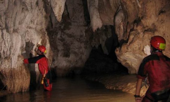 Wisata Gua Ringi Ncanga via R0ch4.wordpresscom, 1. Wisata Cagar Budaya Uma Lengge, 2. Wisata Bukit Pundu Nence, 3. Wisata Pulau Ular, 4. Wisata Pantai Wane, 5. Wisata Pantai Kalaki, 6. Wisata Pantai Lariti, 7. Wisata Pantai Lawata, 8. Wisata Pantai Rontu, 9. Wisata Pantai Pink, 10. Wisata Pantai Labangka, 11. Wisata Pulau Kelapa, 12. Wisata Tanjung Meriam, 13. Wisata Pantai Papa, 14. Wisata Pantai Torowamba, 15. Wisata Pantai So Dau, 16. Wisata Pantai Oi Caba, 17. Wisata Sungai Kalate Ndira, 18. Wisata Air Terjun Busu, 19. Wisata Gunung Tambora, 20. Bukit Pundu Nence, 21. Wisata Bukit Matompo, 22. Wisata Pantai Wadu Baba, 23. Wisata Pulau Sangeang, 24. Wisata Museum Asi Mbojo, 25. Wisata Air Terjun Bombo Roi, 26. Wisata Gua Ringi Ncanga, 27. Wisata Pulau Kambing, 28. Pantai Lawoli, 29. Pantai So Numbe, 30. Dermaga TPI, 31. Air Terjun Kalemba, 32. Air Terjun Bombo Ntonggu, 33. Pemandian Madapangga