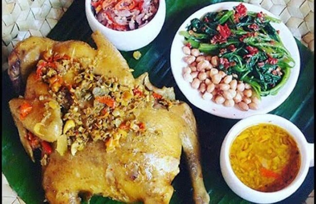 Wisata Kuliner Ayam Betutu, 1. Ayam Betutu, 2. Serombotan, 3. Nasi Jinggo, 4. Sate Lilit, 5. Lawar, 6. Loloh, 7. Tambring, 8. Timbungan, 10. Rujak Kuah Pindang dan Rujak Bulung, 11. Tipat Blayag, 12. Nasi Campur Bali, 13. Nasi Tepeng, 14. Laklak, 15. Blayag Raja, 16. Bagiak Khas Bali