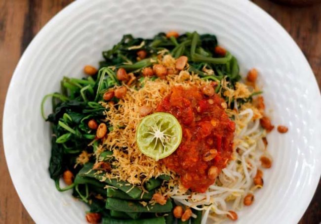 Wisata Kuliner Serombotan Klungkung, 1. Ayam Betutu, 2. Serombotan, 3. Nasi Jinggo, 4. Sate Lilit, 5. Lawar, 6. Loloh, 7. Tambring, 8. Timbungan, 10. Rujak Kuah Pindang dan Rujak Bulung, 11. Tipat Blayag, 12. Nasi Campur Bali, 13. Nasi Tepeng, 14. Laklak, 15. Blayag Raja, 16. Bagiak Khas Bali