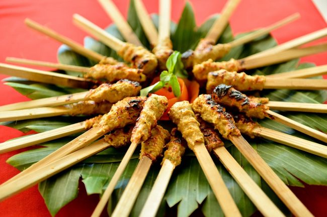 Wisata Kuliner sate Lilit, 1. Ayam Betutu, 2. Serombotan, 3. Nasi Jinggo, 4. Sate Lilit, 5. Lawar, 6. Loloh, 7. Tambring, 8. Timbungan, 10. Rujak Kuah Pindang dan Rujak Bulung, 11. Tipat Blayag, 12. Nasi Campur Bali, 13. Nasi Tepeng, 14. Laklak, 15. Blayag Raja, 16. Bagiak Khas Bali