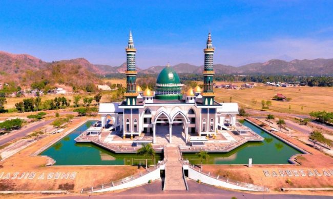 Wisata Masjid Agung Darussalam via Twitter @Thelangkah, 1. Gunung Tambora, 2. Wisata Pulau Bungin, 3. Wisata Air Terjun Agal, 4. Wisata Gili Bedil, 5. Wisata Goa Liang Petang, 6. Wisata Pantai Tropical Sumbawa, 7. Wisata Pantai Maluk Sumbawa Barat, 8. Wisata Masjid Agung Darussalam, 9. Wisata Pulau Paserang, 10. Wisata Pulau Kenawa, 11. Wisata Pantai Sili, 12. Wisata Desa Mantar, 13. Wisata Pantai Tanjung Pasir Pulau Moyo, 14. Wisata Pantai Maci, 15. Wisata Lindung Poto Jarum, 16. Wisata Air Terjun Mata Jitu, 17. Wisata Istana Tua Dalam Loka, 18. Wisata Pantai Kertasari, 19. Wisata Pantai Kencana, 20. Wisata Pantai Lapade, 21. Wisata Pantai Rantung, 22. Wisata Pantai Lawar, 23. Wisata Semongkat, 24. Wisata Gili Keramat, 25. Wisata Istana Bala Kuning, 26. Wisata Desa Tepal, 27. Liang Bukal, 28. Situs Aik Renung, 29. Wisata Air Terjun Kalela, 30. Jembatan Samota yang Ikonik, 31. Pantai Ai Loang, 32. Teluk Saleh