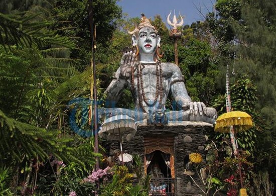 Wisata Patung Siwa Pura Malen, 1. Pura Sakenan, 2. Museum Bali, 3. Taman Budaya Bali, 4. Monumen Bajra Sandhi, 5. Pura Tampak Siring, 6. Tegalalang, 7. D’Tukad River Club, 8. Pasar Seni Ubud, 9. Alas Harum Agrotourism, 10. Bali Strawberry Farm &amp; Restaurant, 11. Rumah Gemuk Bali, 12. Museum dan Galeri Seni Rudana, 13. Patung Bayi, 14. The Blanco Renaissance Museum, 15. Museum ARMA, 16. Museum Seni Neka, 17. Museum Subak, 18. Desa Petulu, 19. Desa Wisata Penglipuran, 20. Desa Coklat Bali, 21. Arung Jeram Sungai Ayung, 22. Pemandian Air Panas Yeh Panes Panatahan, 23. Pemandian Air Panas Angseri, 24. Air Terjun Suwat, 25. Air Terjun Kanto Lampo, 26. Air Terjun Blahmantung, 27. Danau Buyan, 28. Pura Ulun Danu, 29. Goa Gajah, 30. Istana Tampaksiring, 31. Pura Gunung Lebah, 32. Pura Malen, 33. Puri Saren Agung, 34. Pura Taman Saraswati, 35. Pura Tirta Empul, 36. Pura Gunung Kawi, 37. Hidden Canyon Beji Guwang, 38. Taman Kota Ciung Wanara Gianyar, 39. Taman Kota Lumintang, 40. Taman Nusa, 41. Elephant Safari Park, 42. Bali Bird Park, 43. Bali Zoo, 44. Terasering Jatiluwih, 45. Terasering Tegalalang, 46. Bukit Campuhan, 48. Pohon Kayu Putih Desa Bayan, 49. Taman Kupu-kupu, 50. Kebun Raya Bali, 51. The Blooms Garden, 52. Monkey Forest Ubud, 53. Alas Kedaton, 54. Tasta Zoo, 55. Air Terjun Tukad Cepung, 56. Air Terjun Nungnung, 57. Objek Wisata Sangeh, 58. Air Terjun Tegenungan