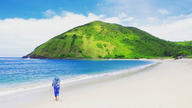 Wisata Pantai Mawun via Ig @rizaldi_77, 1. Wisata Pantai Selong Belanak, 2. Wisata Pantai Mawun, 3. Wisata Pantai Tanjung Aan, 4. Pantai Semeti, 5. Wisata Pantai Cemara, 6. Wisata Pantai Kuta, 7. Wisata Pantai Batu Katak, 8. Wisata Pantai Batu Payung, 9. Wisata Air Terjun Benang Kelambu, 10. Wisata Air Terjun Batu Kawangan, 11. Wisata Desa Adat Sade, 12. Wisata Kuliner Ayam Bakar Taliwang, 13. Wisata Pantai Merese, 14. Wisata Pantai Serenting, 15. Wisata Pantai Tunak, 16. Wisata Air Terjun Benang Stokel, 17. Wisata Kuliner Bebalung Lombok, 18. Pantai Gerupuk, 19. Belajar Menenun di Desa Sukarara, 20. Pantai Seger, 21. Desa Sade, 22. Taman Wisata Alam Gunung Tunak, 23. Gua Bangkang, 24. Pantai Tanjung Bongo