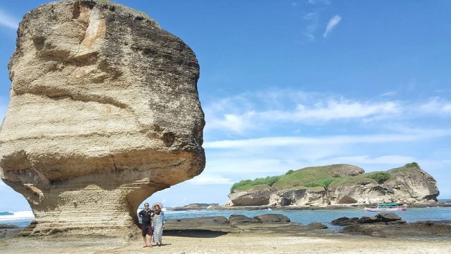 Wisata Pantai Batu Payung via IG @windyy.m, 1. Wisata Pantai Selong Belanak, 2. Wisata Pantai Mawun, 3. Wisata Pantai Tanjung Aan, 4. Pantai Semeti, 5. Wisata Pantai Cemara, 6. Wisata Pantai Kuta, 7. Wisata Pantai Batu Katak, 8. Wisata Pantai Batu Payung, 9. Wisata Air Terjun Benang Kelambu, 10. Wisata Air Terjun Batu Kawangan, 11. Wisata Desa Adat Sade, 12. Wisata Kuliner Ayam Bakar Taliwang, 13. Wisata Pantai Merese, 14. Wisata Pantai Serenting, 15. Wisata Pantai Tunak, 16. Wisata Air Terjun Benang Stokel, 17. Wisata Kuliner Bebalung Lombok, 18. Pantai Gerupuk, 19. Belajar Menenun di Desa Sukarara, 20. Pantai Seger, 21. Desa Sade, 22. Taman Wisata Alam Gunung Tunak, 23. Gua Bangkang, 24. Pantai Tanjung Bongo