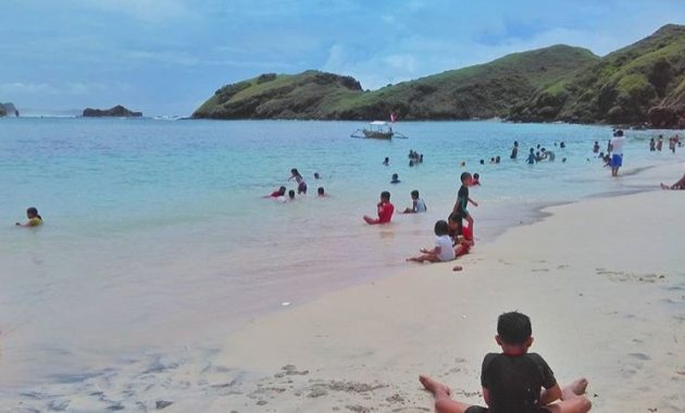 Wisata Pantai Cemara, 1. Wisata Pantai Selong Belanak, 2. Wisata Pantai Mawun, 3. Wisata Pantai Tanjung Aan, 4. Pantai Semeti, 5. Wisata Pantai Cemara, 6. Wisata Pantai Kuta, 7. Wisata Pantai Batu Katak, 8. Wisata Pantai Batu Payung, 9. Wisata Air Terjun Benang Kelambu, 10. Wisata Air Terjun Batu Kawangan, 11. Wisata Desa Adat Sade, 12. Wisata Kuliner Ayam Bakar Taliwang, 13. Wisata Pantai Merese, 14. Wisata Pantai Serenting, 15. Wisata Pantai Tunak, 16. Wisata Air Terjun Benang Stokel, 17. Wisata Kuliner Bebalung Lombok, 18. Pantai Gerupuk, 19. Belajar Menenun di Desa Sukarara, 20. Pantai Seger, 21. Desa Sade, 22. Taman Wisata Alam Gunung Tunak, 23. Gua Bangkang, 24. Pantai Tanjung Bongo