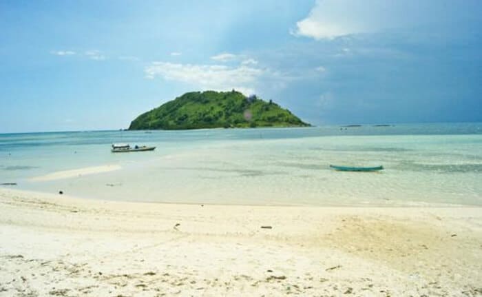 Wisata Pantai Kertasari via IG @wardhanahendra, 1. Gunung Tambora, 2. Wisata Pulau Bungin, 3. Wisata Air Terjun Agal, 4. Wisata Gili Bedil, 5. Wisata Goa Liang Petang, 6. Wisata Pantai Tropical Sumbawa, 7. Wisata Pantai Maluk Sumbawa Barat, 8. Wisata Masjid Agung Darussalam, 9. Wisata Pulau Paserang, 10. Wisata Pulau Kenawa, 11. Wisata Pantai Sili, 12. Wisata Desa Mantar, 13. Wisata Pantai Tanjung Pasir Pulau Moyo, 14. Wisata Pantai Maci, 15. Wisata Lindung Poto Jarum, 16. Wisata Air Terjun Mata Jitu, 17. Wisata Istana Tua Dalam Loka, 18. Wisata Pantai Kertasari, 19. Wisata Pantai Kencana, 20. Wisata Pantai Lapade, 21. Wisata Pantai Rantung, 22. Wisata Pantai Lawar, 23. Wisata Semongkat, 24. Wisata Gili Keramat, 25. Wisata Istana Bala Kuning, 26. Wisata Desa Tepal, 27. Liang Bukal, 28. Situs Aik Renung, 29. Wisata Air Terjun Kalela, 30. Jembatan Samota yang Ikonik, 31. Pantai Ai Loang, 32. Teluk Saleh