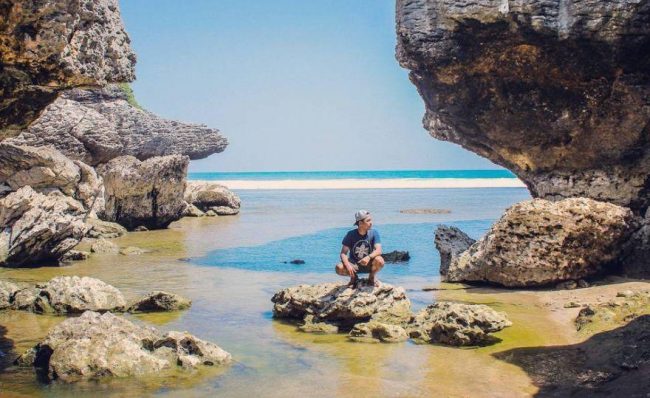 Wisata Pantai Lawar via IG @samsul_kardi93, 1. Gunung Tambora, 2. Wisata Pulau Bungin, 3. Wisata Air Terjun Agal, 4. Wisata Gili Bedil, 5. Wisata Goa Liang Petang, 6. Wisata Pantai Tropical Sumbawa, 7. Wisata Pantai Maluk Sumbawa Barat, 8. Wisata Masjid Agung Darussalam, 9. Wisata Pulau Paserang, 10. Wisata Pulau Kenawa, 11. Wisata Pantai Sili, 12. Wisata Desa Mantar, 13. Wisata Pantai Tanjung Pasir Pulau Moyo, 14. Wisata Pantai Maci, 15. Wisata Lindung Poto Jarum, 16. Wisata Air Terjun Mata Jitu, 17. Wisata Istana Tua Dalam Loka, 18. Wisata Pantai Kertasari, 19. Wisata Pantai Kencana, 20. Wisata Pantai Lapade, 21. Wisata Pantai Rantung, 22. Wisata Pantai Lawar, 23. Wisata Semongkat, 24. Wisata Gili Keramat, 25. Wisata Istana Bala Kuning, 26. Wisata Desa Tepal, 27. Liang Bukal, 28. Situs Aik Renung, 29. Wisata Air Terjun Kalela, 30. Jembatan Samota yang Ikonik, 31. Pantai Ai Loang, 32. Teluk Saleh
