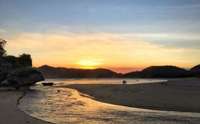 Wisata Pantai Rantung via IG @eviekawati123, 1. Gunung Tambora, 2. Wisata Pulau Bungin, 3. Wisata Air Terjun Agal, 4. Wisata Gili Bedil, 5. Wisata Goa Liang Petang, 6. Wisata Pantai Tropical Sumbawa, 7. Wisata Pantai Maluk Sumbawa Barat, 8. Wisata Masjid Agung Darussalam, 9. Wisata Pulau Paserang, 10. Wisata Pulau Kenawa, 11. Wisata Pantai Sili, 12. Wisata Desa Mantar, 13. Wisata Pantai Tanjung Pasir Pulau Moyo, 14. Wisata Pantai Maci, 15. Wisata Lindung Poto Jarum, 16. Wisata Air Terjun Mata Jitu, 17. Wisata Istana Tua Dalam Loka, 18. Wisata Pantai Kertasari, 19. Wisata Pantai Kencana, 20. Wisata Pantai Lapade, 21. Wisata Pantai Rantung, 22. Wisata Pantai Lawar, 23. Wisata Semongkat, 24. Wisata Gili Keramat, 25. Wisata Istana Bala Kuning, 26. Wisata Desa Tepal, 27. Liang Bukal, 28. Situs Aik Renung, 29. Wisata Air Terjun Kalela, 30. Jembatan Samota yang Ikonik, 31. Pantai Ai Loang, 32. Teluk Saleh