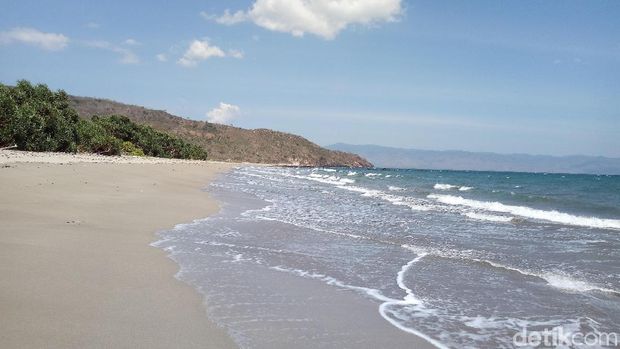 Wisata Pantai Ria via Detik, 1. Wisata Pulau Satonda, 2. Wisata Gunung Tambora, 3. Wisata Padang Savana Doro Ncanga, 4. Wisata Bukit Matompo, 5. Wisata Nisa Pudu, Wisata Teluk Saleh nan Tropis, 6. Wisata Air Terjun Di Sori Oi Marai, 7. Wisata Pantai Hodo, 8. Wisata Air Terjun Panca Saneo, 9. Wisata Masjid Baiturrahman Dompu, 10. Wisata Pantai Ria, 11. Wisata Air Terjun Kancira, 12. Wisata Bendungan Mila, 13. Wisata Rora, 14. Wisata Air Terjun Walet Putih, 15. Wisata Ncanga Tolu, 16. Wisata Pantai Lakey, 17. Bukit Sultan, 18. Air Terjun Sori Panca, 19. Pantai Wadu Jao