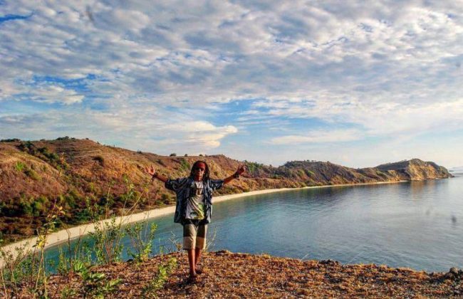 Wisata Pantai So Dau via IG @uyes_assegaf, 1. Wisata Cagar Budaya Uma Lengge, 2. Wisata Bukit Pundu Nence, 3. Wisata Pulau Ular, 4. Wisata Pantai Wane, 5. Wisata Pantai Kalaki, 6. Wisata Pantai Lariti, 7. Wisata Pantai Lawata, 8. Wisata Pantai Rontu, 9. Wisata Pantai Pink, 10. Wisata Pantai Labangka, 11. Wisata Pulau Kelapa, 12. Wisata Tanjung Meriam, 13. Wisata Pantai Papa, 14. Wisata Pantai Torowamba, 15. Wisata Pantai So Dau, 16. Wisata Pantai Oi Caba, 17. Wisata Sungai Kalate Ndira, 18. Wisata Air Terjun Busu, 19. Wisata Gunung Tambora, 20. Bukit Pundu Nence, 21. Wisata Bukit Matompo, 22. Wisata Pantai Wadu Baba, 23. Wisata Pulau Sangeang, 24. Wisata Museum Asi Mbojo, 25. Wisata Air Terjun Bombo Roi, 26. Wisata Gua Ringi Ncanga, 27. Wisata Pulau Kambing, 28. Pantai Lawoli, 29. Pantai So Numbe, 30. Dermaga TPI, 31. Air Terjun Kalemba, 32. Air Terjun Bombo Ntonggu, 33. Pemandian Madapangga