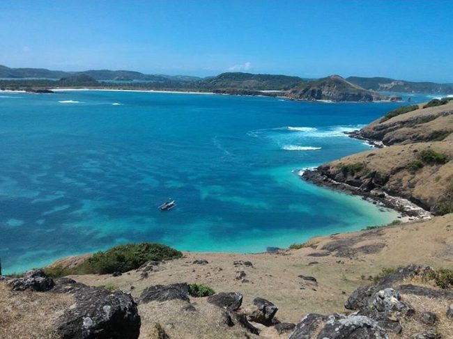 Wisata Pantai Tanjung Aan via IG @ambarwatinovi, 1. Wisata Pantai Selong Belanak, 2. Wisata Pantai Mawun, 3. Wisata Pantai Tanjung Aan, 4. Pantai Semeti, 5. Wisata Pantai Cemara, 6. Wisata Pantai Kuta, 7. Wisata Pantai Batu Katak, 8. Wisata Pantai Batu Payung, 9. Wisata Air Terjun Benang Kelambu, 10. Wisata Air Terjun Batu Kawangan, 11. Wisata Desa Adat Sade, 12. Wisata Kuliner Ayam Bakar Taliwang, 13. Wisata Pantai Merese, 14. Wisata Pantai Serenting, 15. Wisata Pantai Tunak, 16. Wisata Air Terjun Benang Stokel, 17. Wisata Kuliner Bebalung Lombok, 18. Pantai Gerupuk, 19. Belajar Menenun di Desa Sukarara, 20. Pantai Seger, 21. Desa Sade, 22. Taman Wisata Alam Gunung Tunak, 23. Gua Bangkang, 24. Pantai Tanjung Bongo