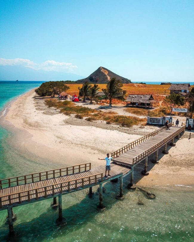 Wisata Pulau Kenawa via IG @fakirpiknik, 1. Gunung Tambora, 2. Wisata Pulau Bungin, 3. Wisata Air Terjun Agal, 4. Wisata Gili Bedil, 5. Wisata Goa Liang Petang, 6. Wisata Pantai Tropical Sumbawa, 7. Wisata Pantai Maluk Sumbawa Barat, 8. Wisata Masjid Agung Darussalam, 9. Wisata Pulau Paserang, 10. Wisata Pulau Kenawa, 11. Wisata Pantai Sili, 12. Wisata Desa Mantar, 13. Wisata Pantai Tanjung Pasir Pulau Moyo, 14. Wisata Pantai Maci, 15. Wisata Lindung Poto Jarum, 16. Wisata Air Terjun Mata Jitu, 17. Wisata Istana Tua Dalam Loka, 18. Wisata Pantai Kertasari, 19. Wisata Pantai Kencana, 20. Wisata Pantai Lapade, 21. Wisata Pantai Rantung, 22. Wisata Pantai Lawar, 23. Wisata Semongkat, 24. Wisata Gili Keramat, 25. Wisata Istana Bala Kuning, 26. Wisata Desa Tepal, 27. Liang Bukal, 28. Situs Aik Renung, 29. Wisata Air Terjun Kalela, 30. Jembatan Samota yang Ikonik, 31. Pantai Ai Loang, 32. Teluk Saleh