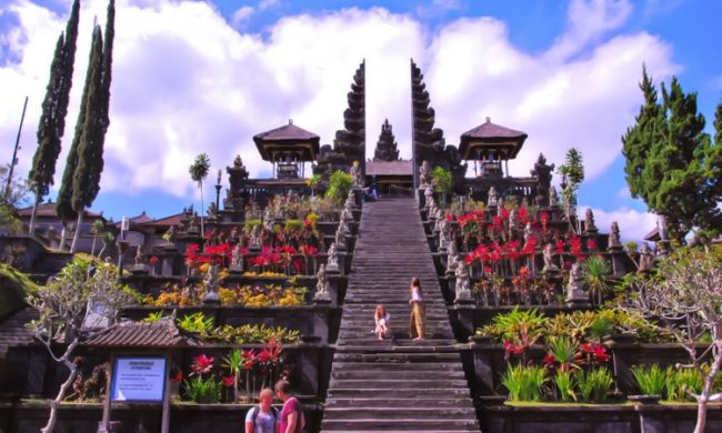 Wisata Pura Besakih via Bali Paket Tour, 1. Istana Taman Gili Kerta Gosa, 2. Pura Besakih, 3. Pura Goa Lawah, 4. Pantai Pasir Putih, 5. Desa Bali Aga, 6. Puri Agung Karangasem, 7. Istana Air Tirta Gangga, 8. Pantai Amed, 9. Pura Lempuyang, 10. Bukit Asah, 11. Desa Sidemen, 12. Desa Tenganan, 13. Taman Ujung, 14. Taman Bunga Edelweis, 15. Rafting Telagawaja, 16. Candidasa, 17. Pantai Padang Bai, 18. Danau Yeh Malet, 19. Tirta Ujung Water Spring, 20. Savana Tianyar, 21. Air Terjun Yeh Labuh Waterfall, 22. Pantai Wates Karangasem