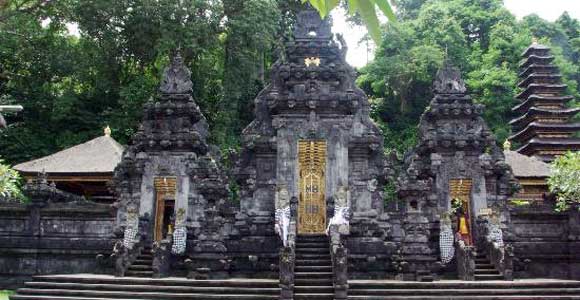 Wisata Pura Goa Lawah, 1. Istana Taman Gili Kerta Gosa, 2. Pura Besakih, 3. Pura Goa Lawah, 4. Pantai Pasir Putih, 5. Desa Bali Aga, 6. Puri Agung Karangasem, 7. Istana Air Tirta Gangga, 8. Pantai Amed, 9. Pura Lempuyang, 10. Bukit Asah, 11. Desa Sidemen, 12. Desa Tenganan, 13. Taman Ujung, 14. Taman Bunga Edelweis, 15. Rafting Telagawaja, 16. Candidasa, 17. Pantai Padang Bai, 18. Danau Yeh Malet, 19. Tirta Ujung Water Spring, 20. Savana Tianyar, 21. Air Terjun Yeh Labuh Waterfall, 22. Pantai Wates Karangasem
