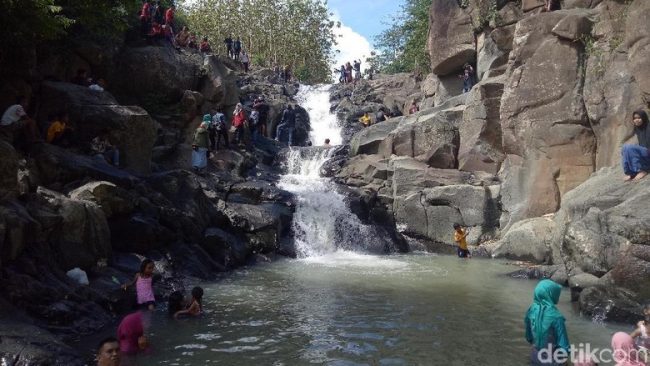 Wisata Rora via Detik, 1. Wisata Pulau Satonda, 2. Wisata Gunung Tambora, 3. Wisata Padang Savana Doro Ncanga, 4. Wisata Bukit Matompo, 5. Wisata Nisa Pudu, Wisata Teluk Saleh nan Tropis, 6. Wisata Air Terjun Di Sori Oi Marai, 7. Wisata Pantai Hodo, 8. Wisata Air Terjun Panca Saneo, 9. Wisata Masjid Baiturrahman Dompu, 10. Wisata Pantai Ria, 11. Wisata Air Terjun Kancira, 12. Wisata Bendungan Mila, 13. Wisata Rora, 14. Wisata Air Terjun Walet Putih, 15. Wisata Ncanga Tolu, 16. Wisata Pantai Lakey, 17. Bukit Sultan, 18. Air Terjun Sori Panca, 19. Pantai Wadu Jao