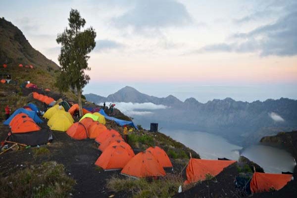 Wisata Rinjani dan Segara Anak via Antara, 1. Gunung Rinjani Lombok, 2. Wisata Pantai Kuta Lombok, 3. Wisata Desert Point (Bangko-Bangko) Lombok, 4. Gili Kondo, 5. Wisata Pantai Senggigi Lombok, 6. Wisata Gili Air, Gili Meno, dan Gili Trawangan di Lombok, 7. Pantai Tanjung Aan, 8.  Pantai Tanjung Bloam, 9. Tempat Wisata Pantai Selong Belanak Lombok, 10. Sade Village, 11. Pantai Sekotong , 12. Air Terjun Sandang Gile , 13. Gili Nanggu Lombok, 14. Objek Wisata Batu Bolong, 15. Objek Wisata Batu Layar , 16. Narmada Park, 17. Pink Beach Lombok, 18. Gili Lampu Lombok Timur, 19. Bukit Malimbu , 20. Gili Kedis, 21. Lingkoq Datu, Pantai Penyisok, 22. Bukit Pergasingan, 23. Pantai Semeti, 24. Air Terjun Mangku Sakti, 25. Air Terjun Benang Kelambu, 26. Air Terjun Tiu Kelep, 27. Tanjung Poki, 28. Pantai Nambung, 29. Taman Wisata Alam Gunung Tunak, Pemandangan Samudera di atas Bukit Hijau, 30. Rinjani Lodge, 31. Pantai Tebing, 32. Sumber Air Panas Aik Kalak, 33. Danau Segara Anak, 34. Pantai Mawun Lombok, 35. Pantai Seger, 36. Pantai Surga, 37. Tanjung Ringgit, 38. Gili Sulat dan Gili Lawang, 39. Pantai Sire, 40. Air Terjun Penimbungan: Surga Tersembunyi di Torean, 41. Jembatan Gantung Kuno: Peninggalan Jaman Penjajahan Belanda yang berumur 84 Tahun, 42. Taman Wisata Pusuk Sembalun: Mengagumi Pemandangan Gunung Rinjani yang Megah, 43. Pantai Setangi: Villa Hantu yang Mendebarkan, 44. Batu Payung, Tanjung Aan: Monumen Alam yang Berdiri Kokoh di Tepi Pantai, 45. Bau Nyale: Tempat Perayaan Festival Legendaris, 46. Desa Bayan Sasak: Menyelami Kehidupan 5000 tahun SM, 47. Ashtari Lounge and Kitchen: Menyantap Makanan di Puncak Bukit, 48. Artati Lombok Bungalow and Restaurant , 49. Bertenun Tradisional di Desa Sukarara, 50. Bask Nest: Menjelajahi Dunia Bawah Laut yang Artistik, 51. Gua Bangkang: Suasana Dramatis di Tepi Pantai